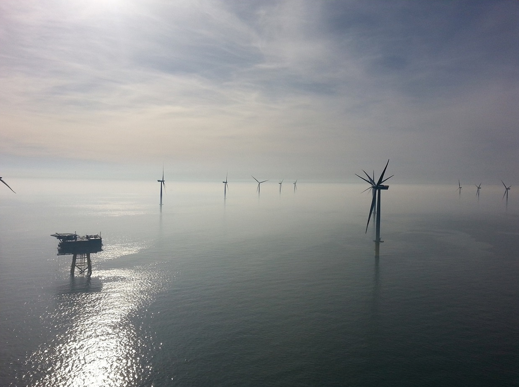Blick auf den Offshore-Windpark Riffgat nordwestlich der Insel Borkum (links die Umspannplattform) bei leichtem Nebel.